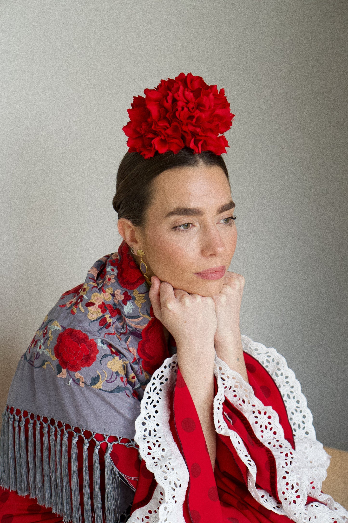 Mantón de seda flecado a mano gris