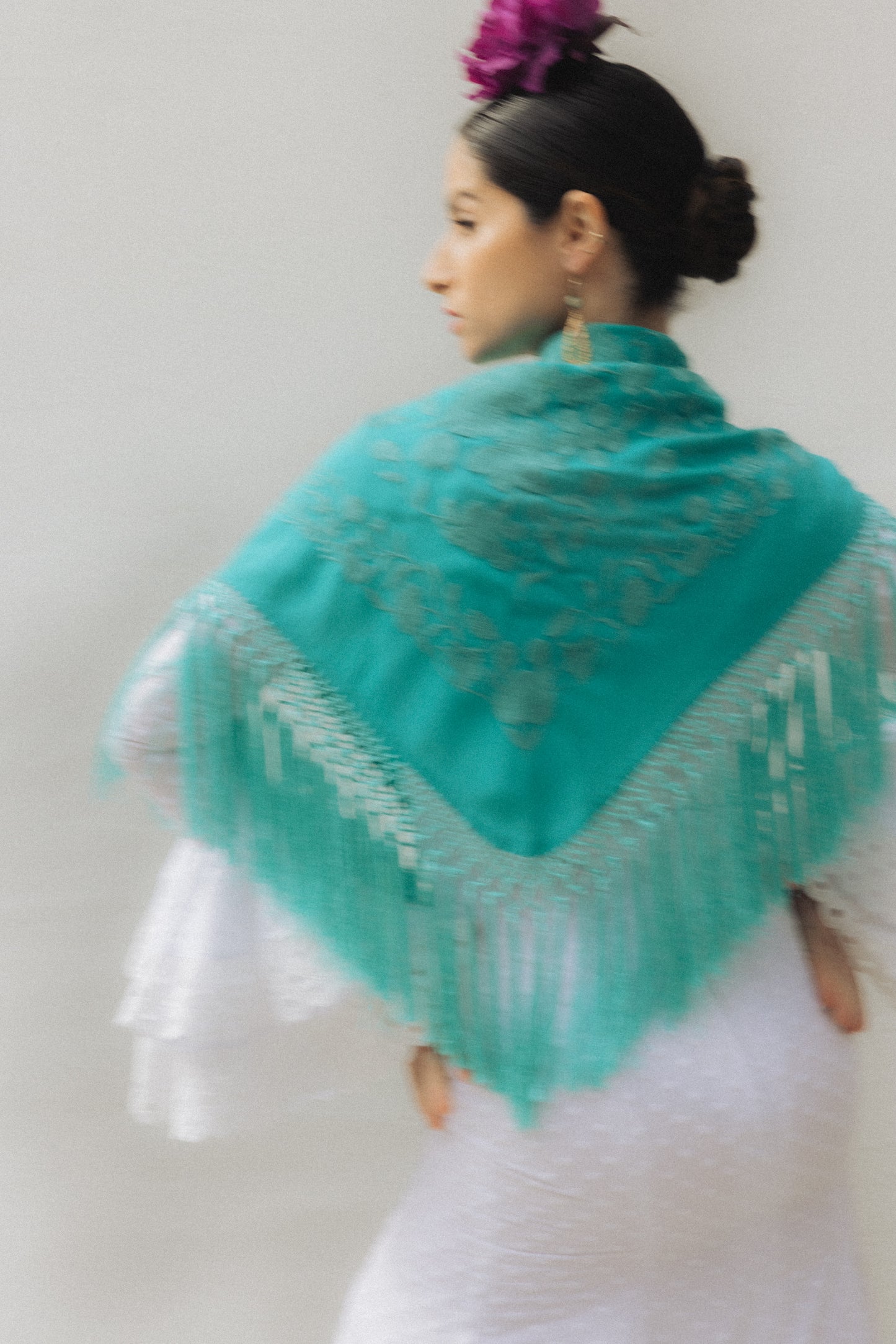 Mantón de seda flecado a mano turquesa