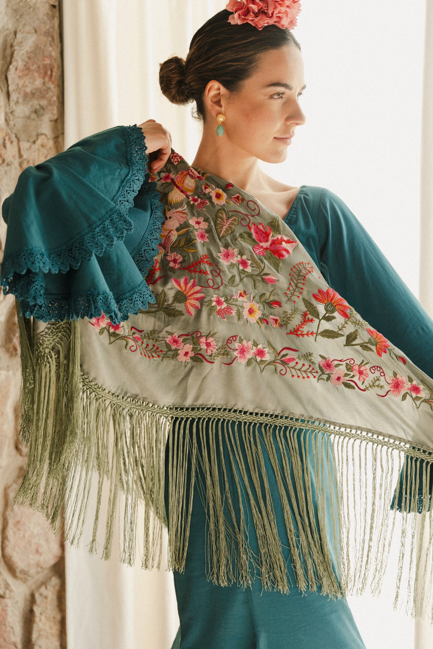 Mantón de seda flecado a mano verde salvia