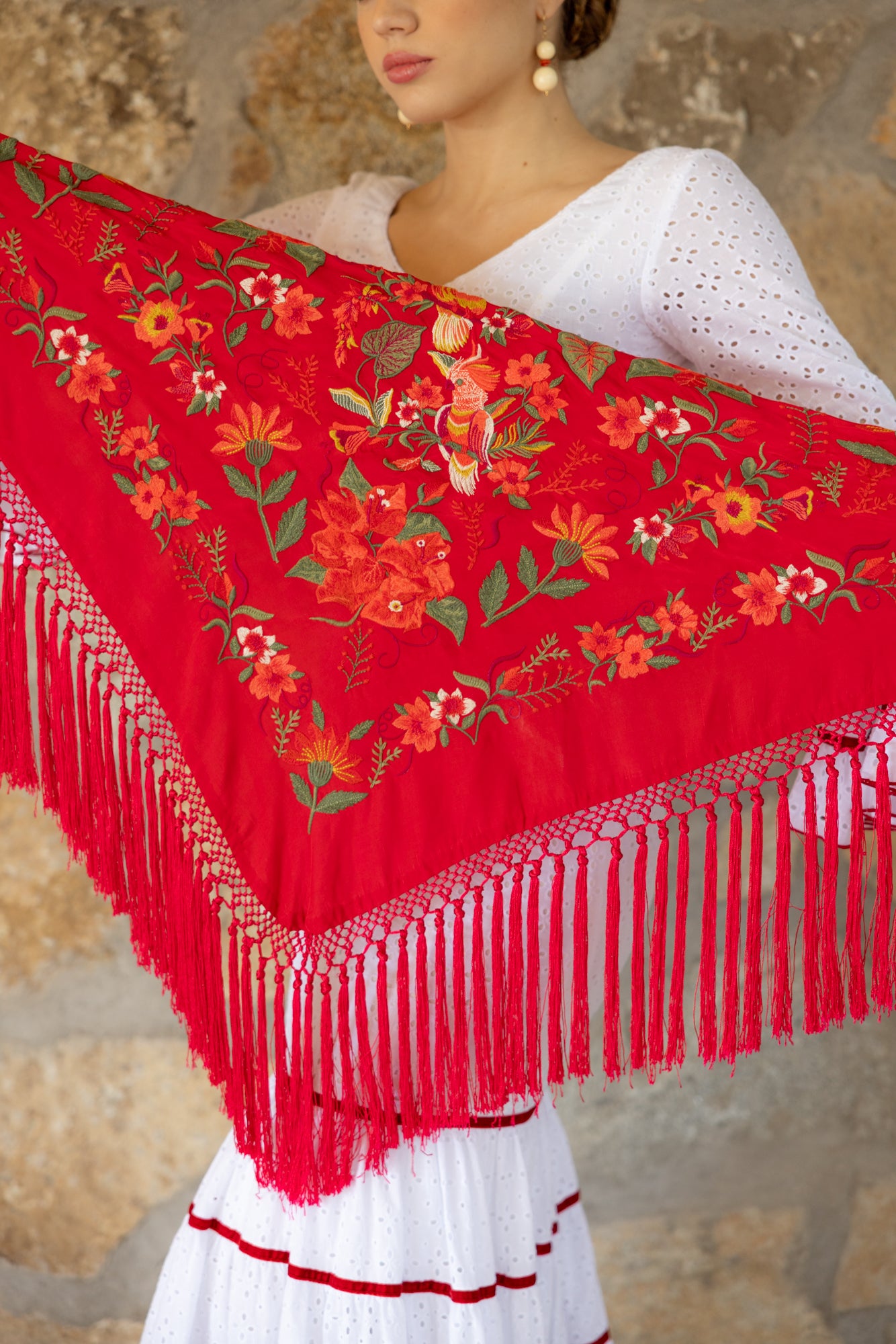Mantón de seda flecado a mano rojo