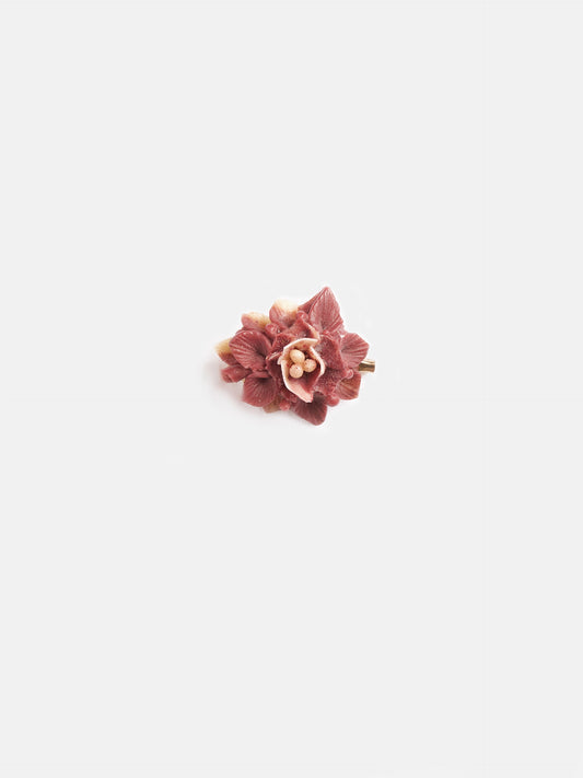Broche floral rosa empolvado
