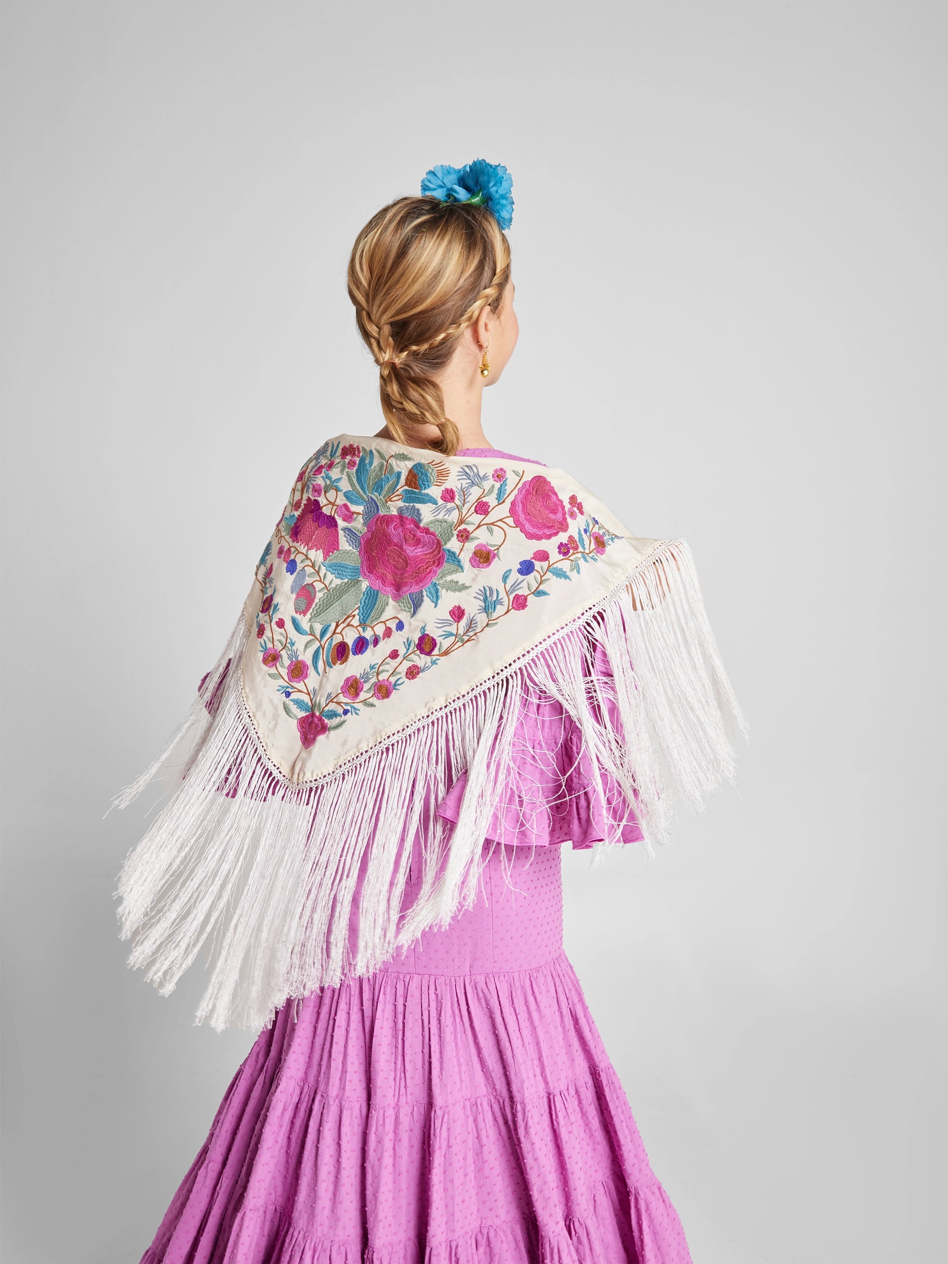 MANTON SEDA BORDADO A MANO HUESO FLORES BUGAMVILLA K2