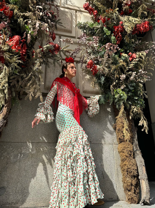 Modelo Pau verde by Notelodigo Moda Flamenca (Sevilla).