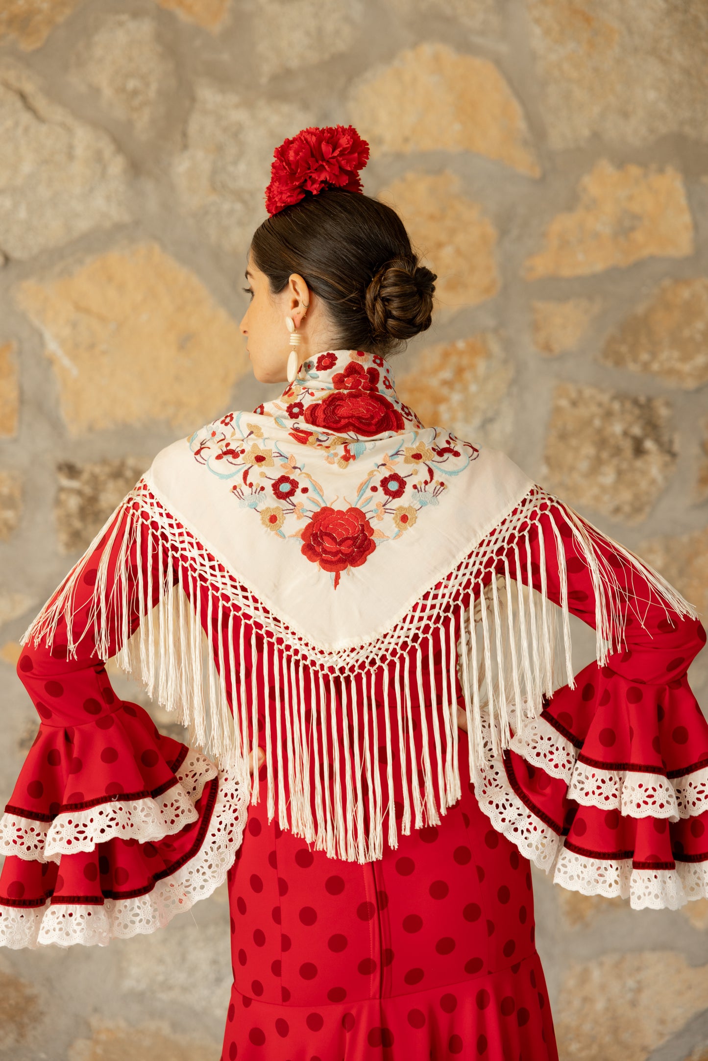 Mantón de seda flecado a mano blanco crudo