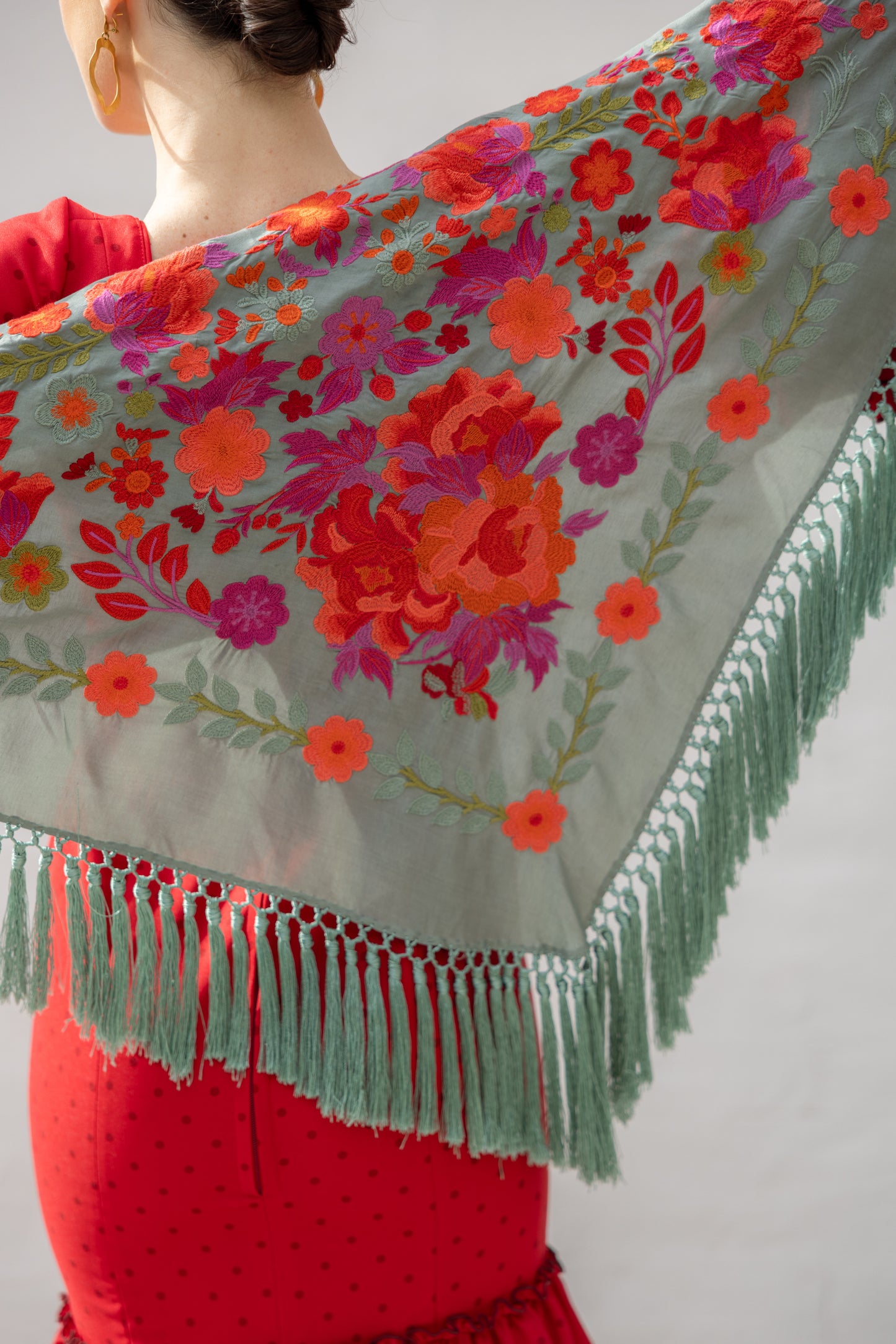 Mantón de seda flecado a mano verde jabonoso