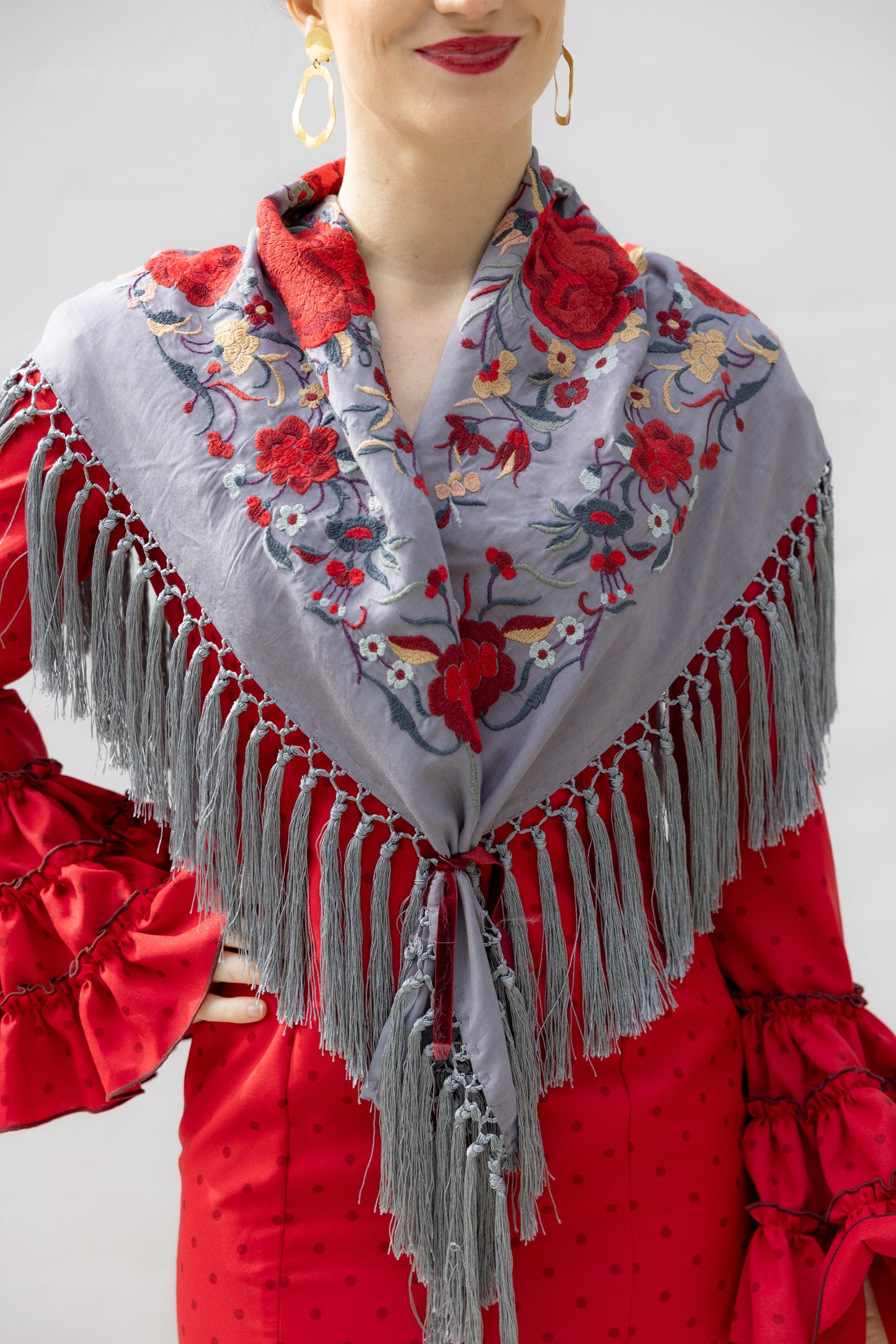 Mantón de seda flecado a mano gris