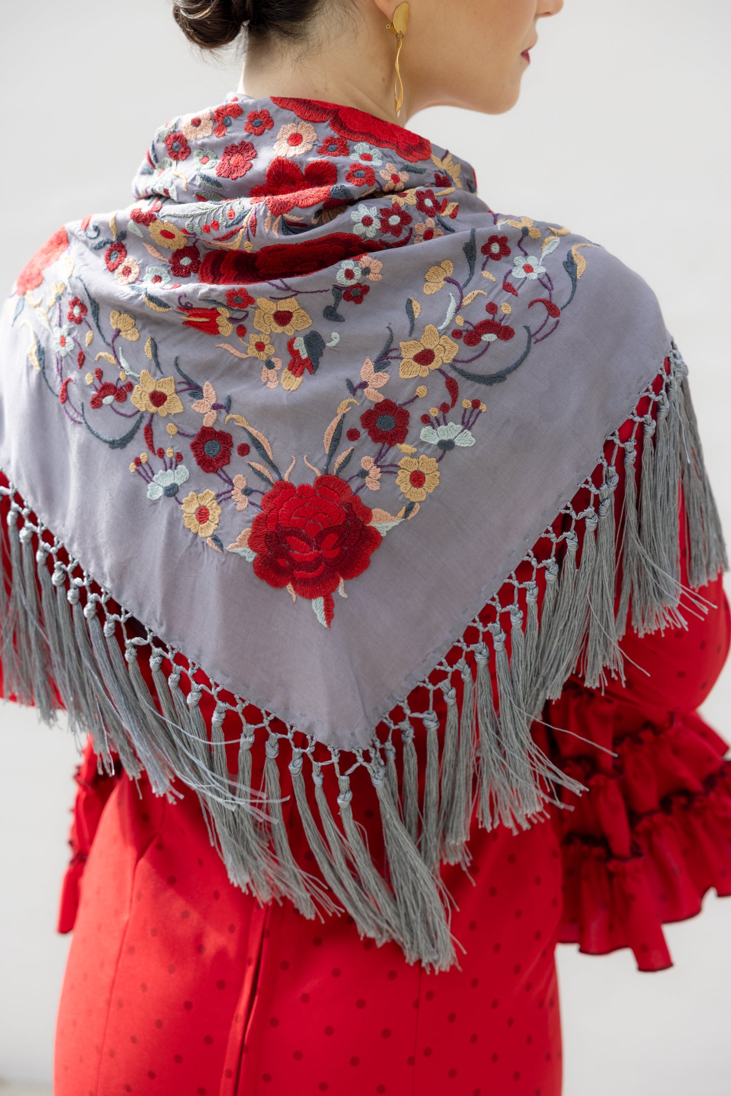 Mantón de seda flecado a mano gris