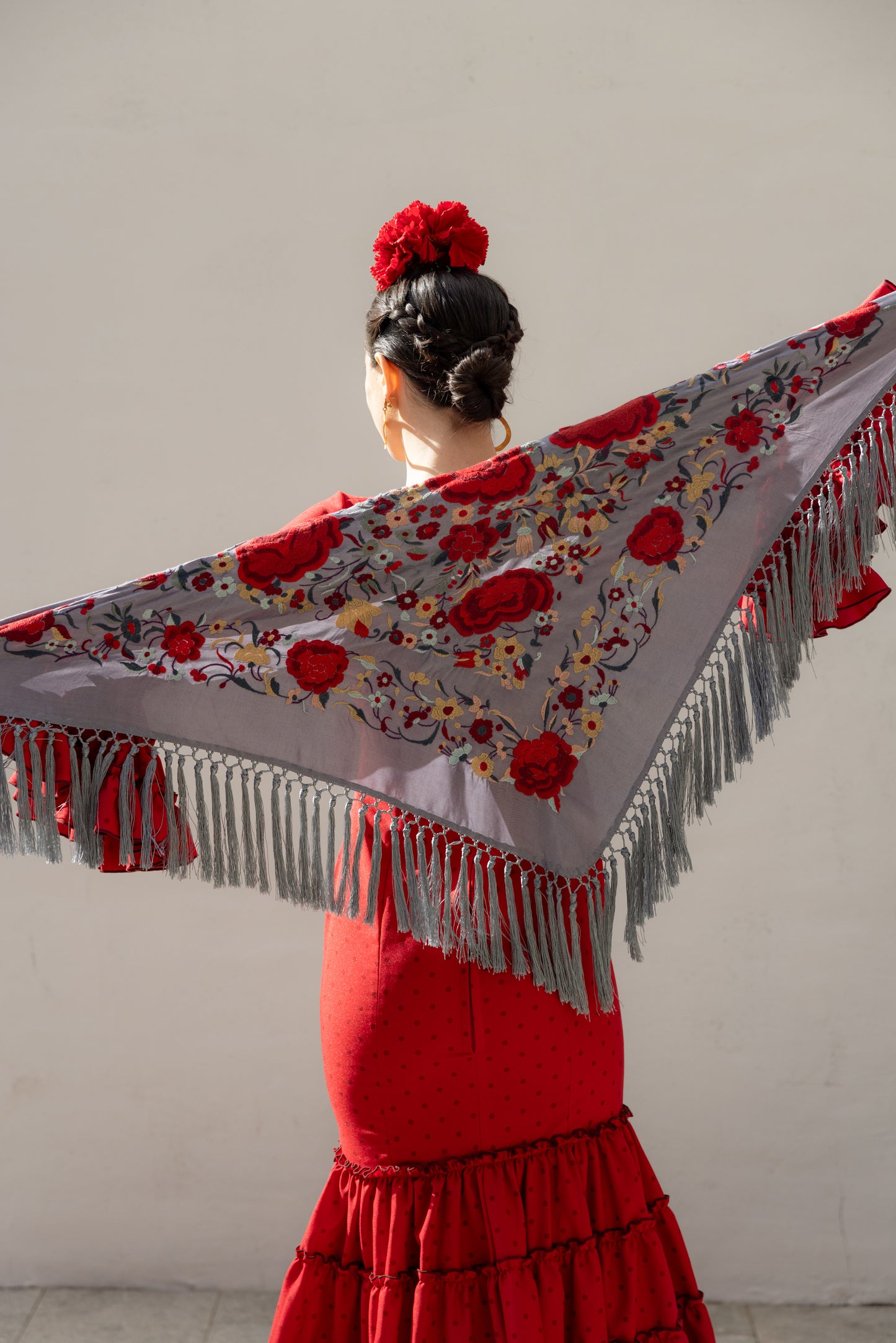 Mantón de seda flecado a mano gris