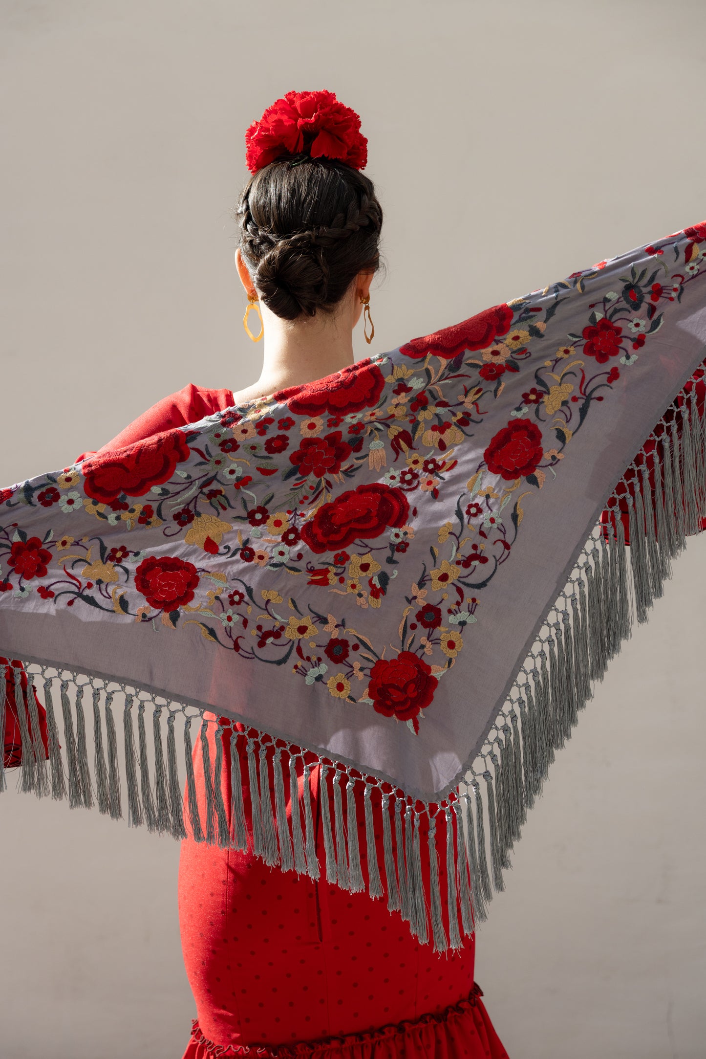 Mantón de seda flecado a mano gris