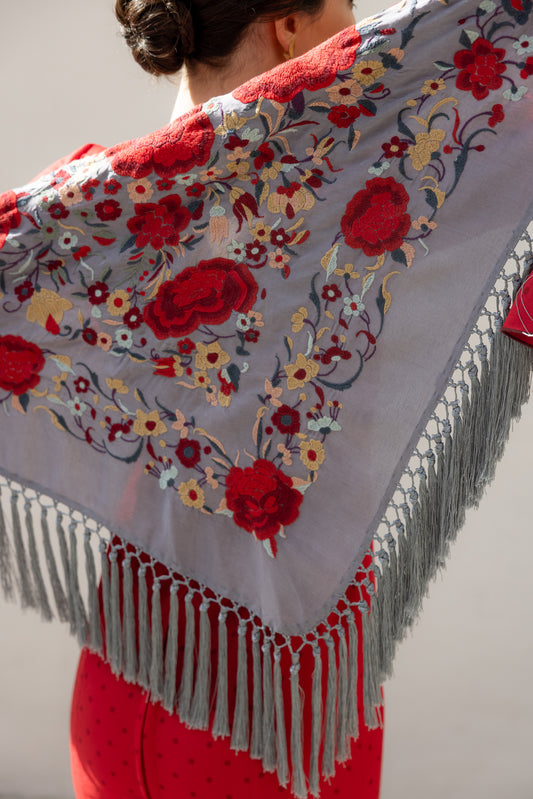 Mantón de seda flecado a mano gris