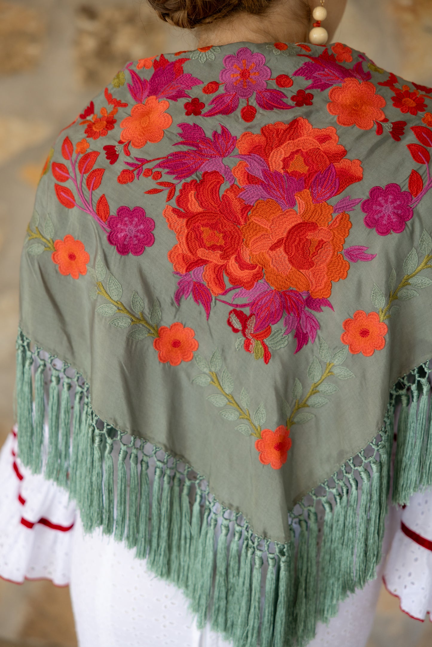 Mantón de seda flecado a mano verde jabonoso