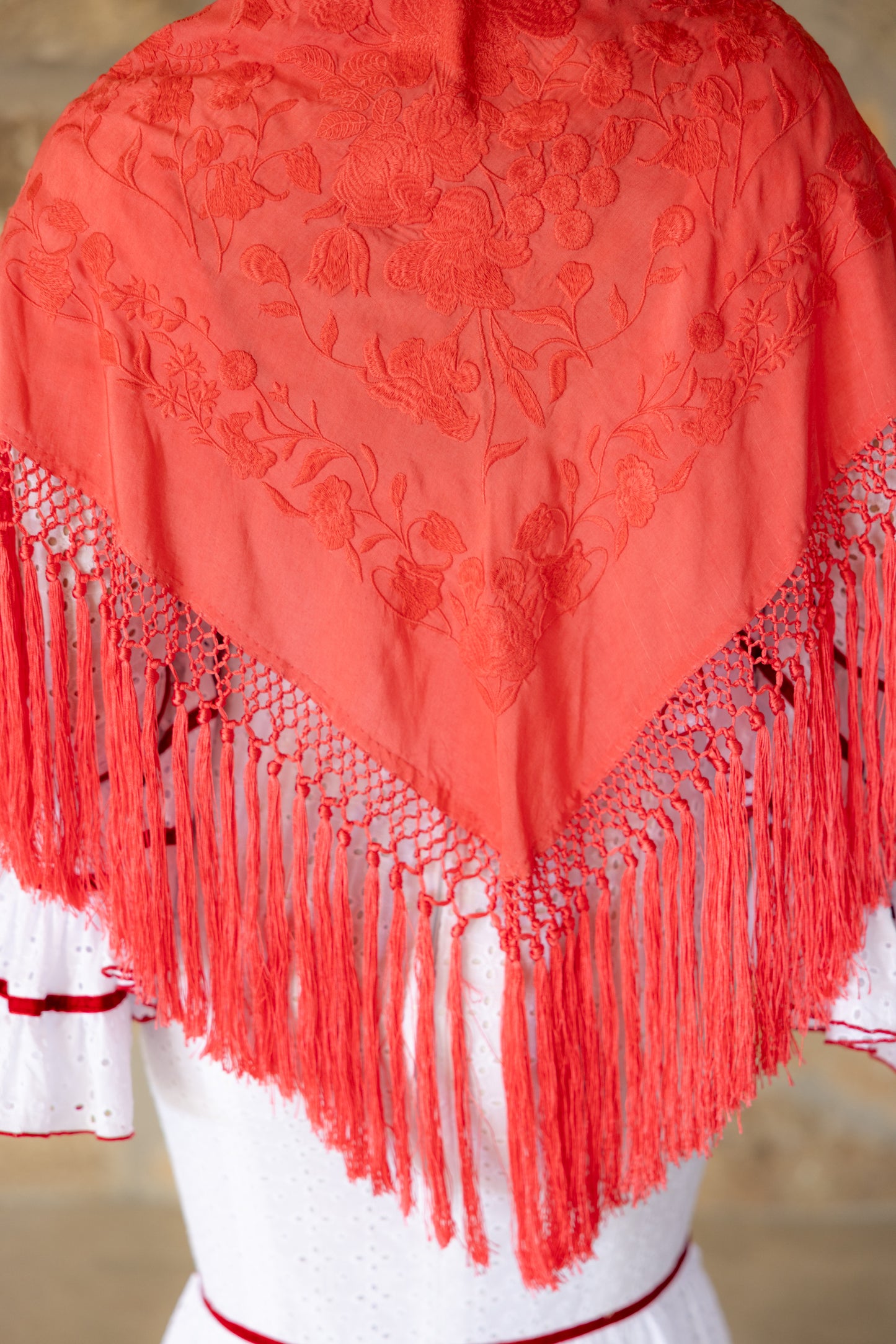 Mantón de seda flecado a mano coral