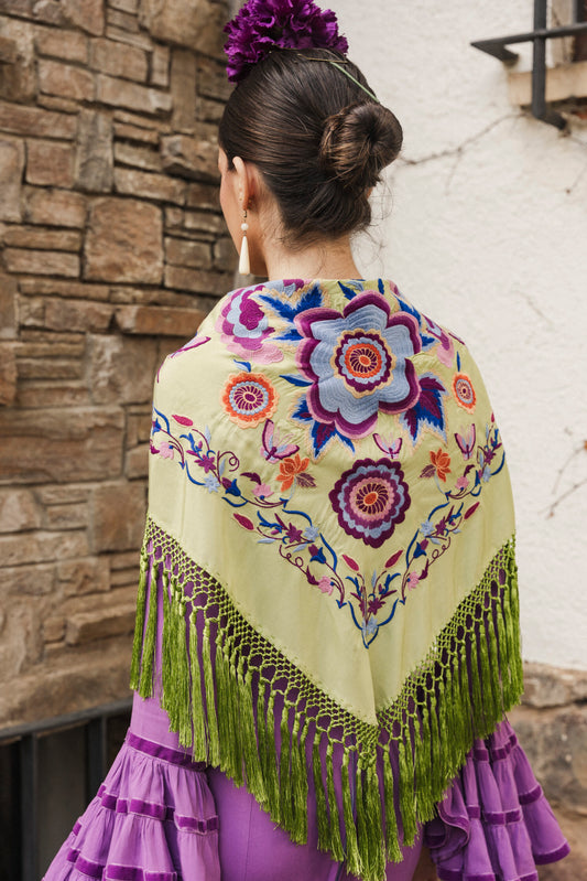 Mantón de seda flecado a mano pistacho
