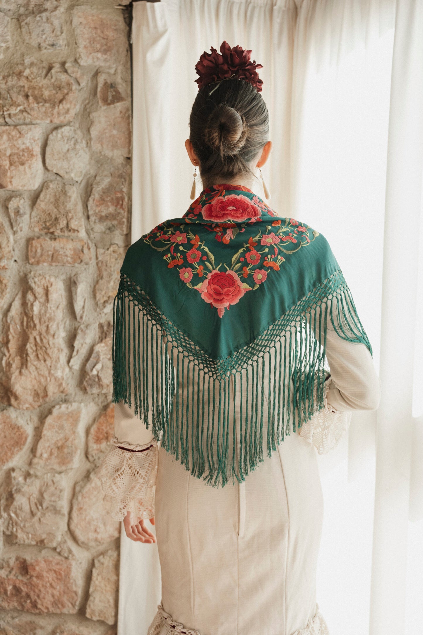 Mantón de seda flecado a mano verde