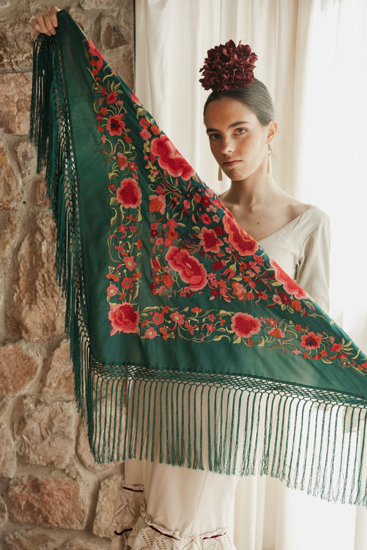 Mantón de seda flecado a mano verde