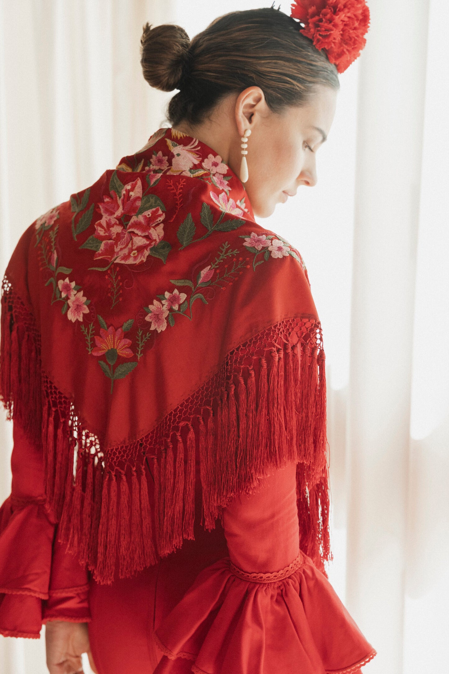 Mantón de seda flecado a mano rojo loros