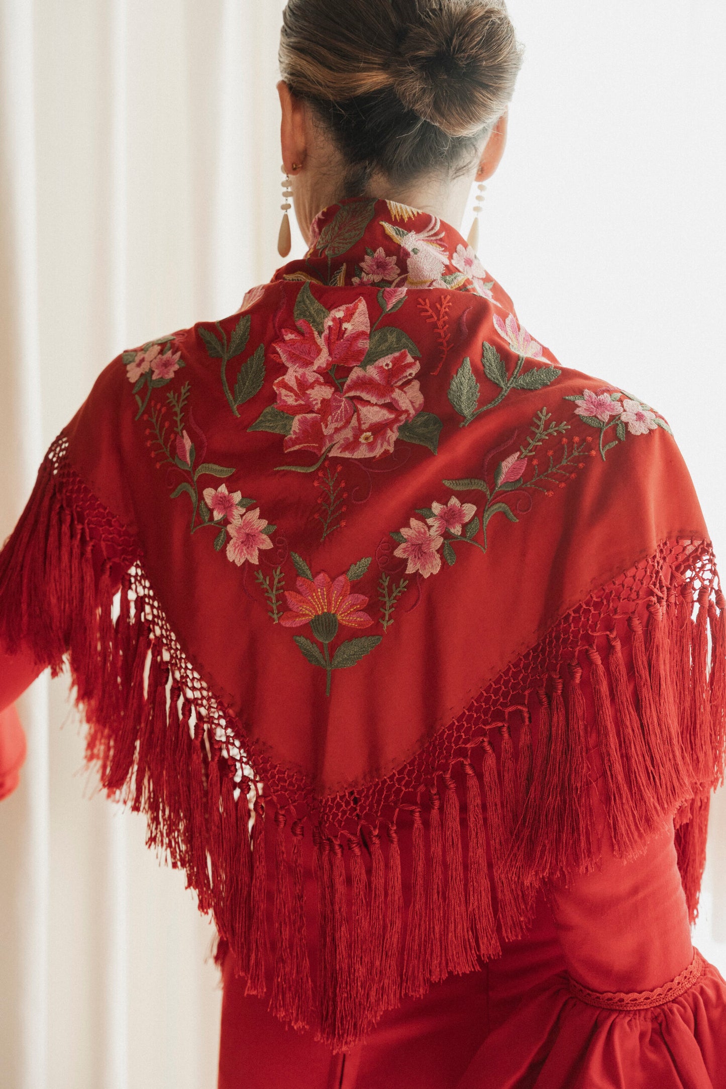 Mantón de seda flecado a mano rojo loros