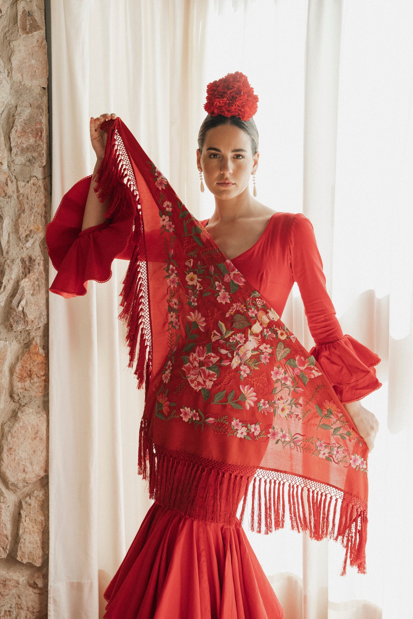 Mantón de seda flecado a mano rojo loros