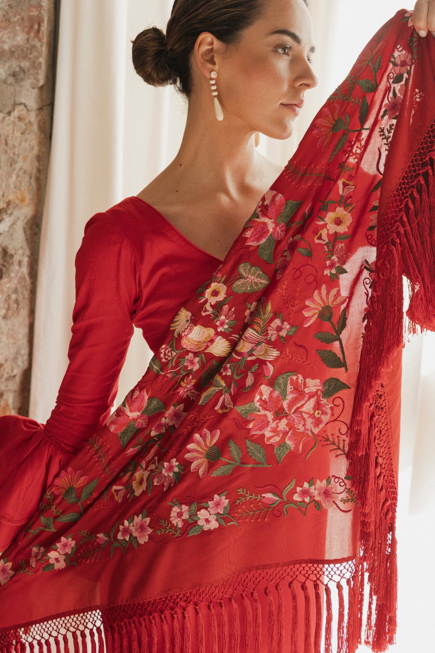 Mantón de seda flecado a mano rojo loros