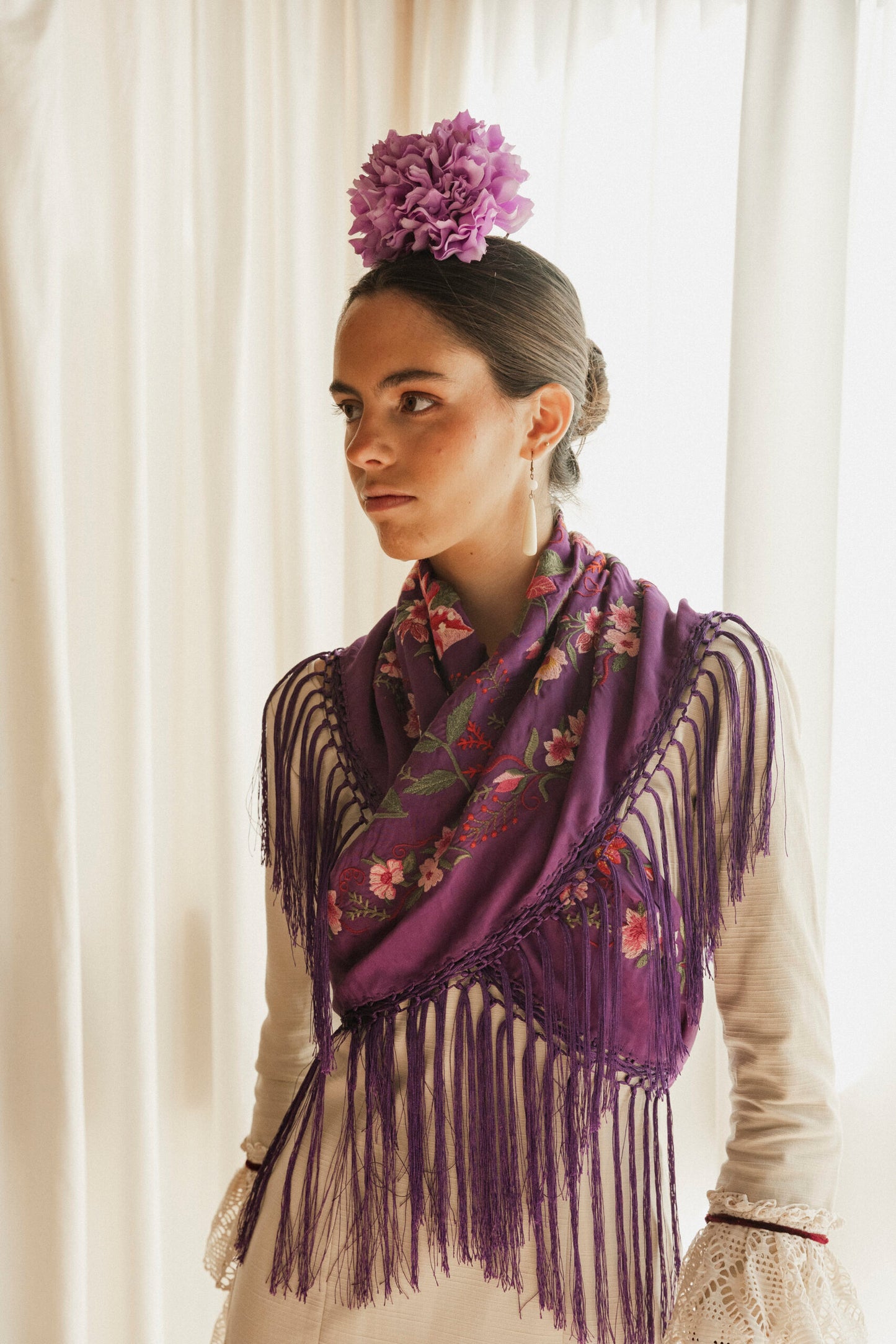 Mantón de seda flecado a mano morado