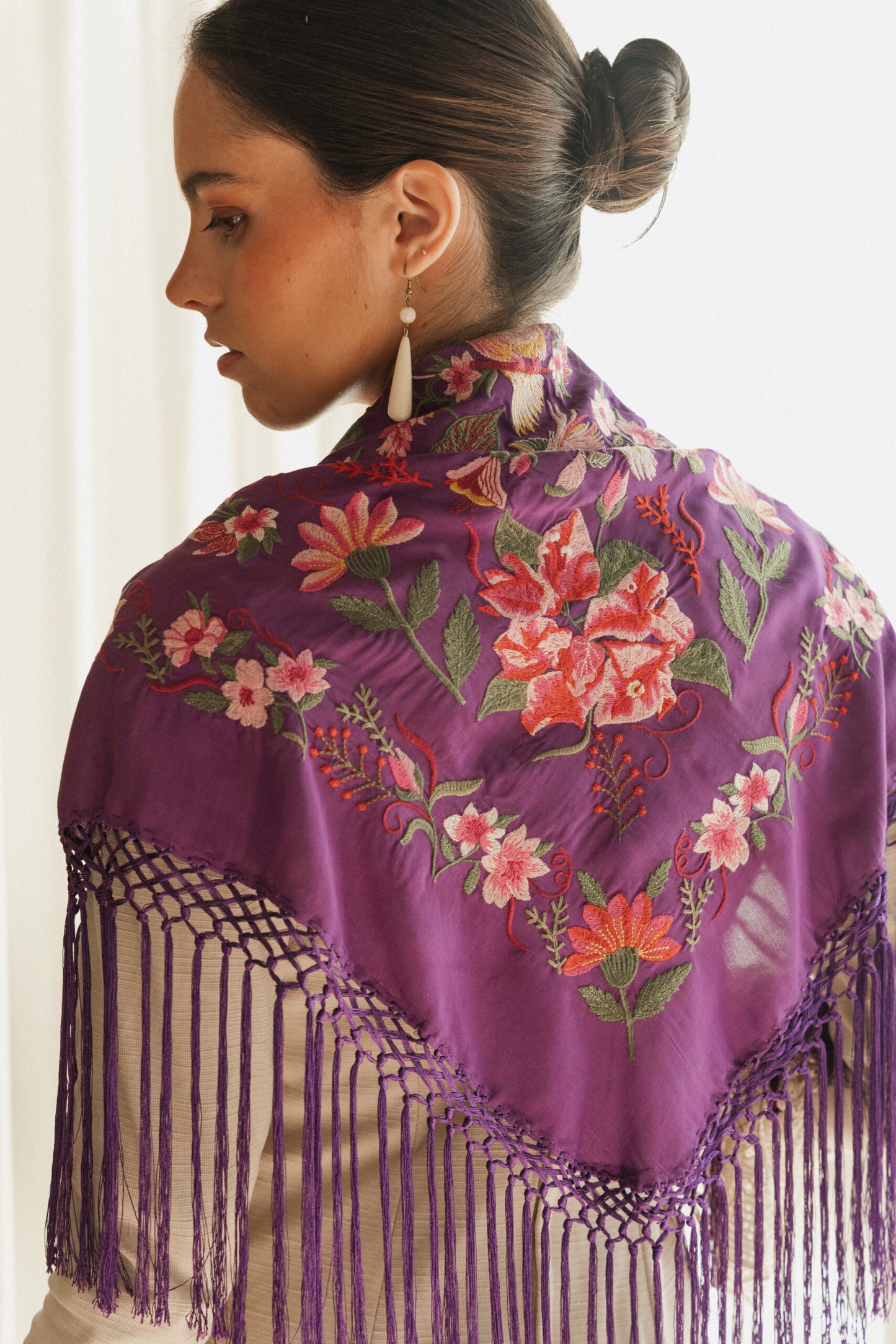 Mantón de seda flecado a mano morado
