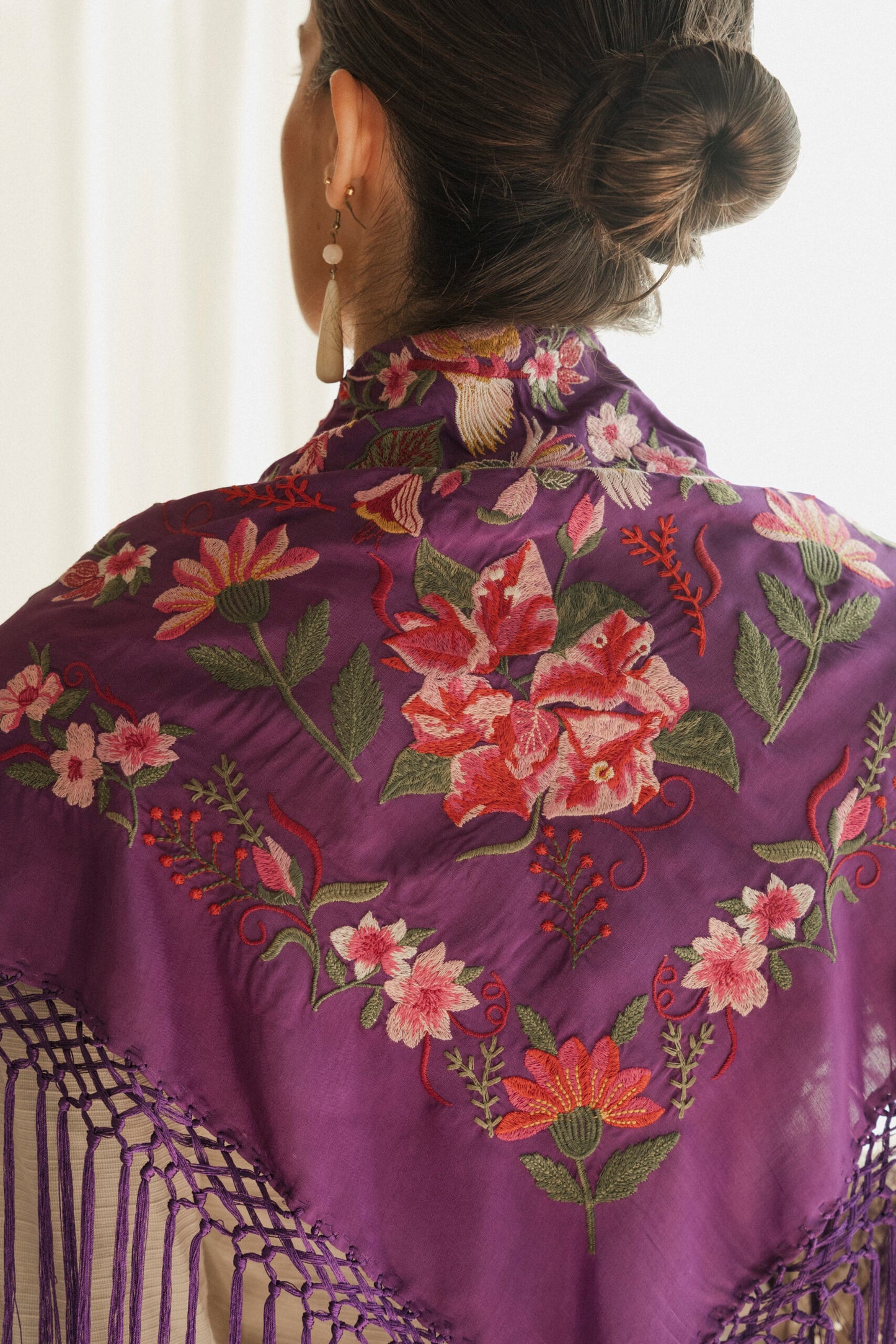 Mantón de seda flecado a mano morado
