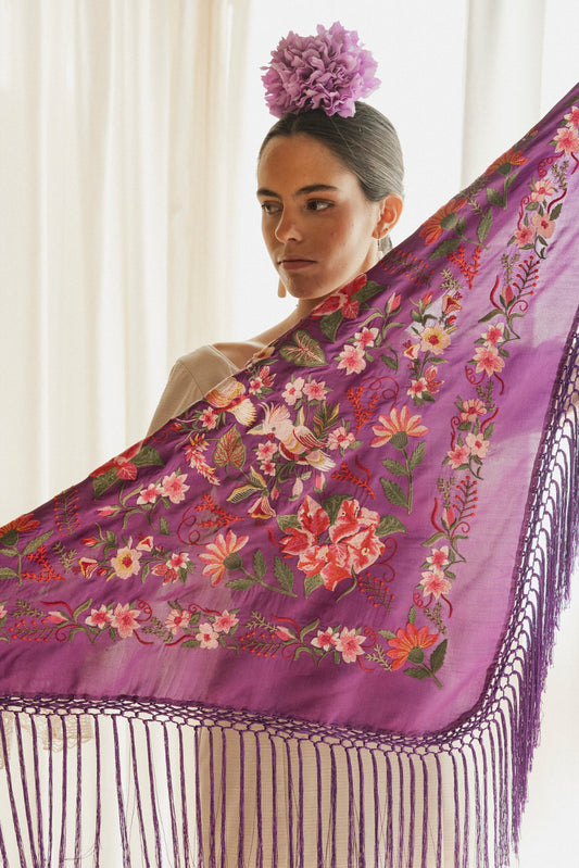 Mantón de seda flecado a mano morado