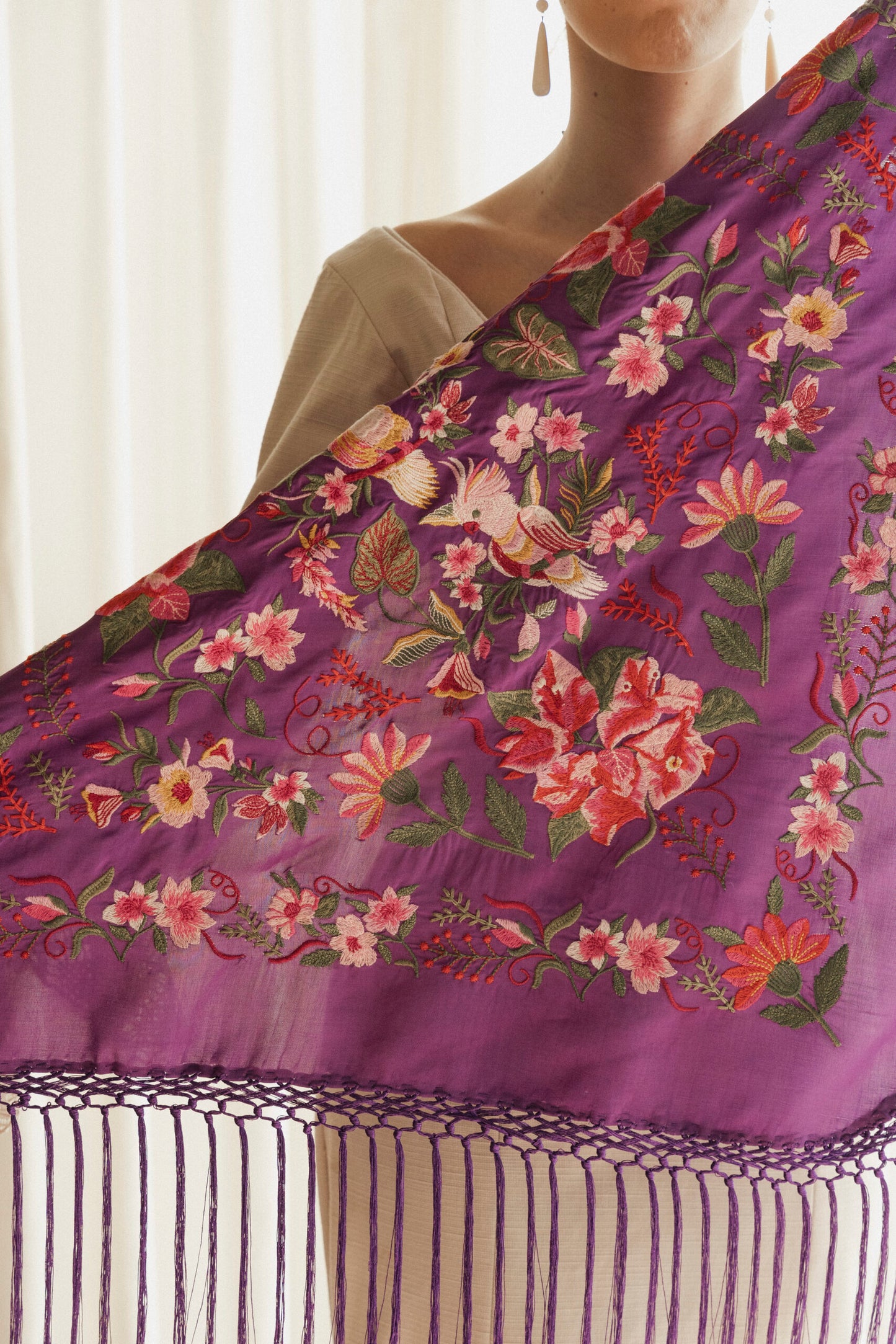 Mantón de seda flecado a mano morado