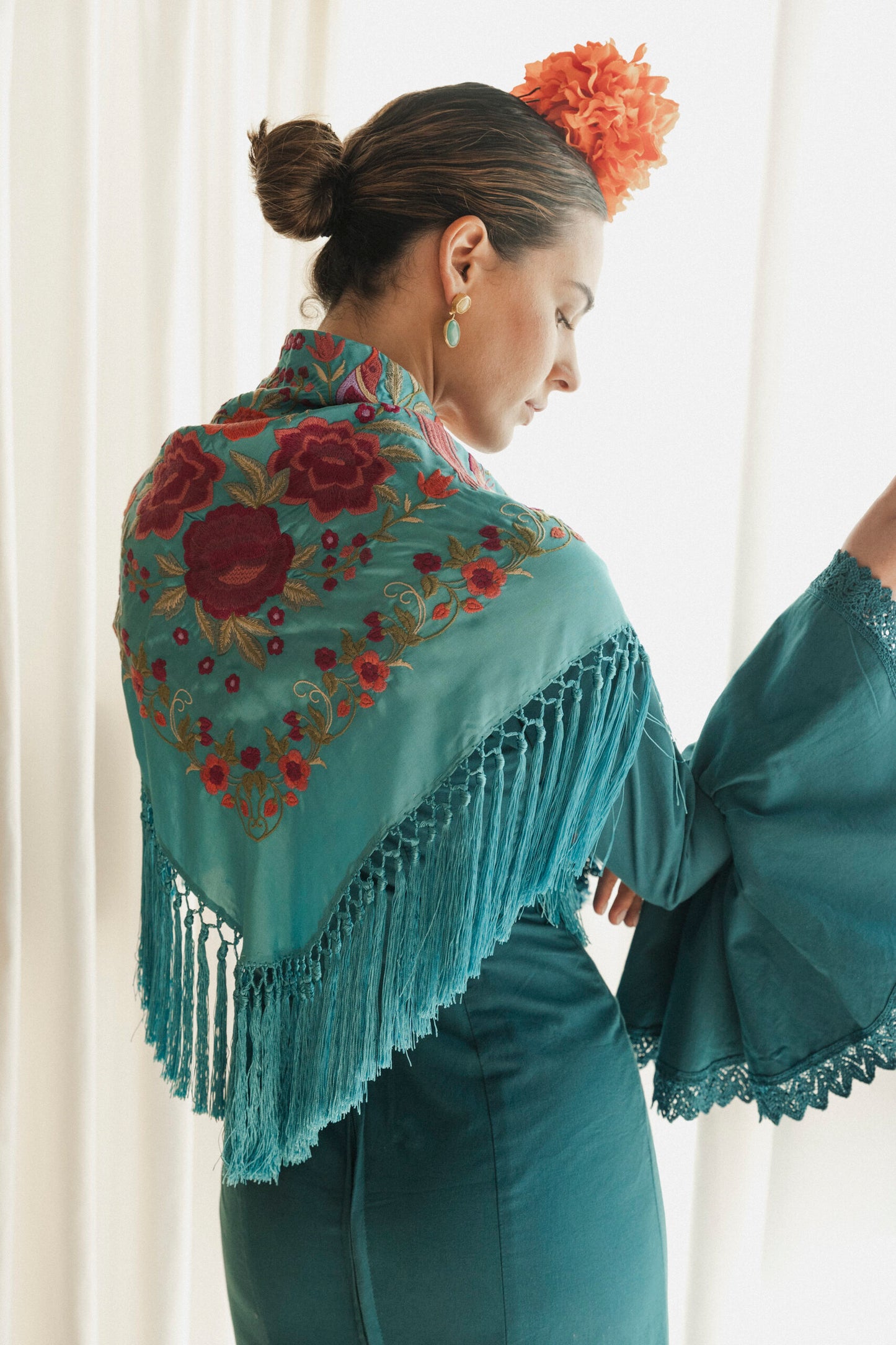 Mantón de seda flecado a mano turquesa