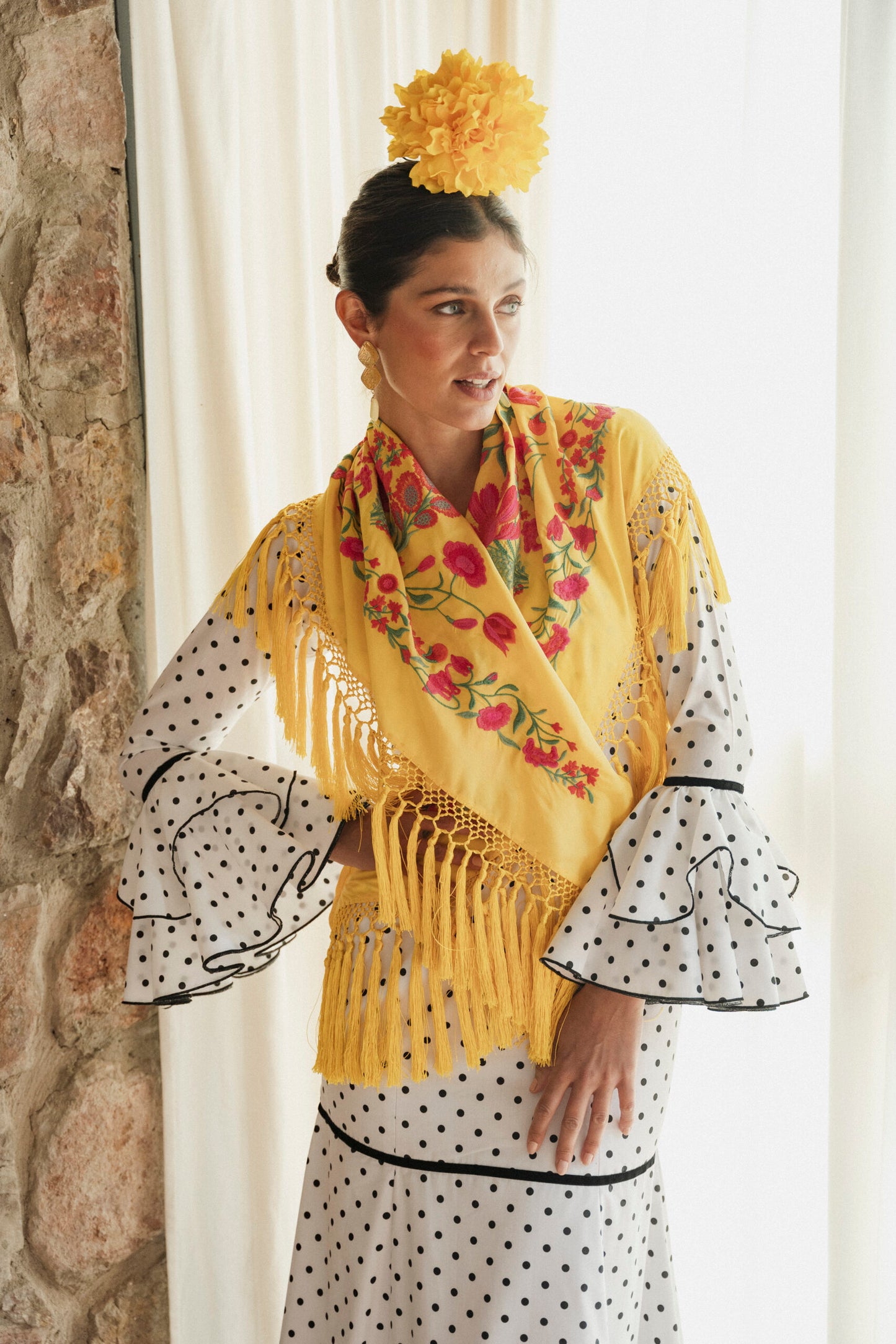 Mantón de seda flecado a mano amarillo