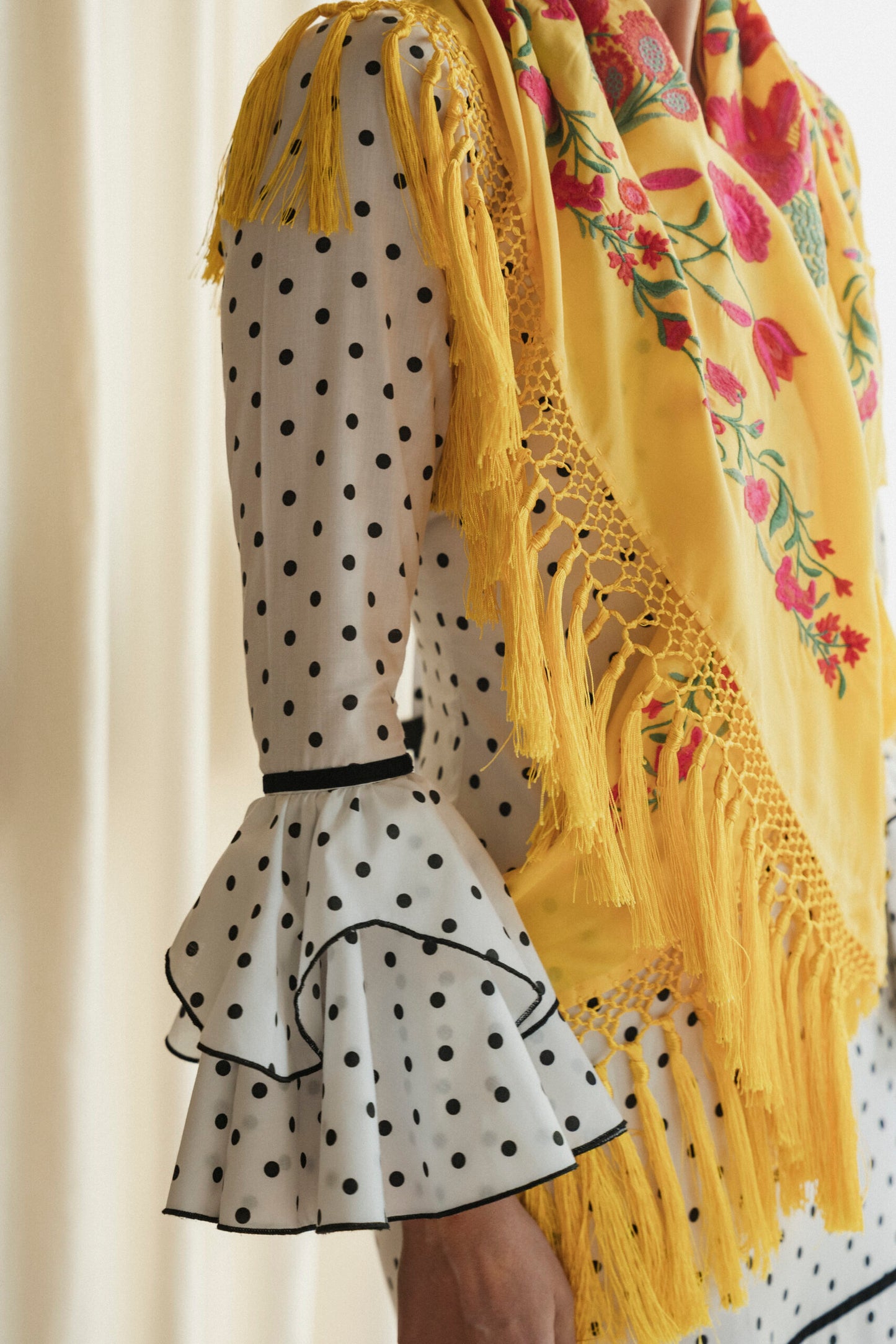 Mantón de seda flecado a mano amarillo