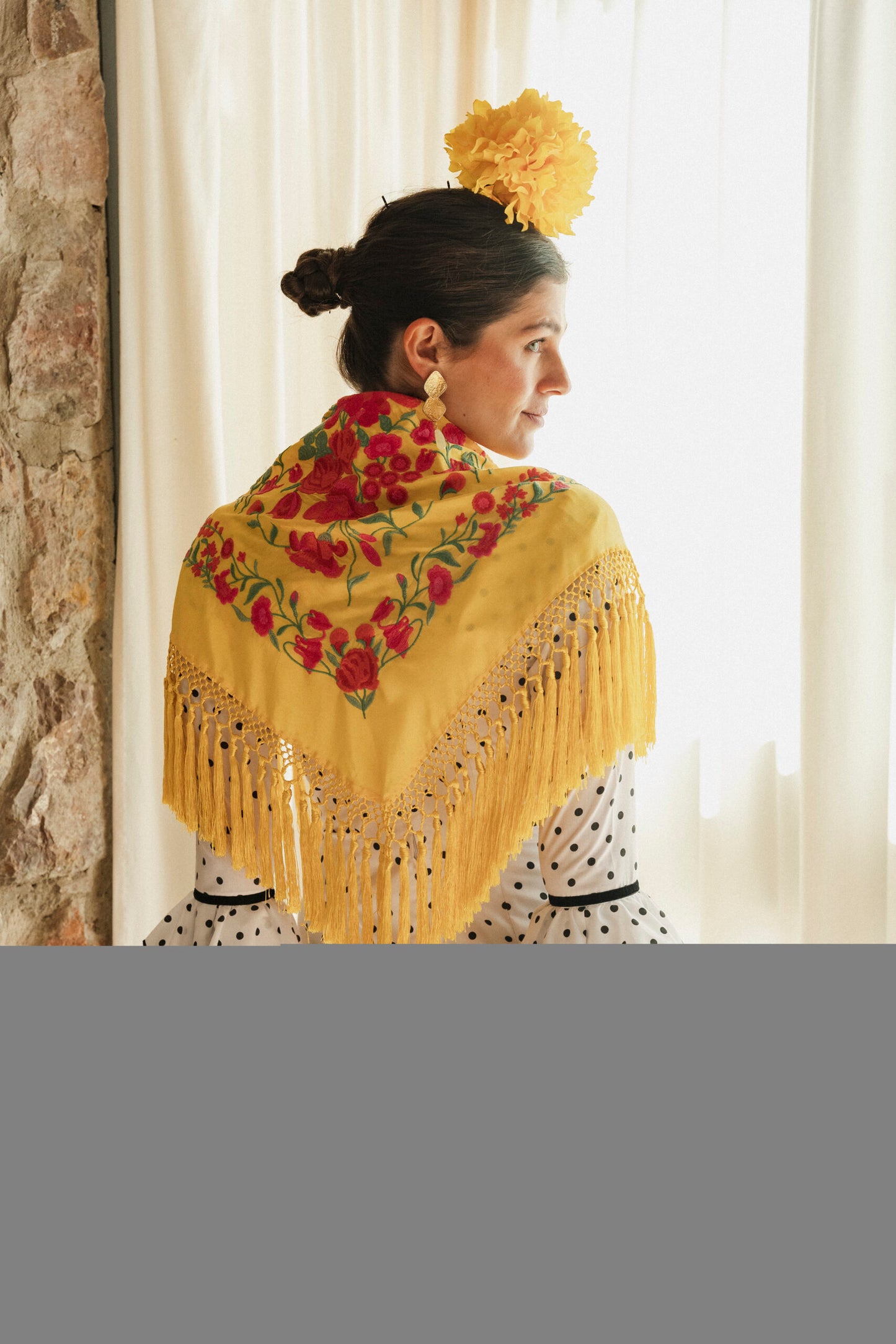 Mantón de seda flecado a mano amarillo