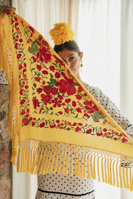 Mantón de seda flecado a mano amarillo