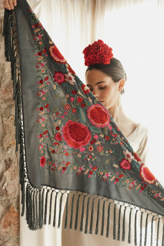 Mantón de seda flecado a mano gris petróleo