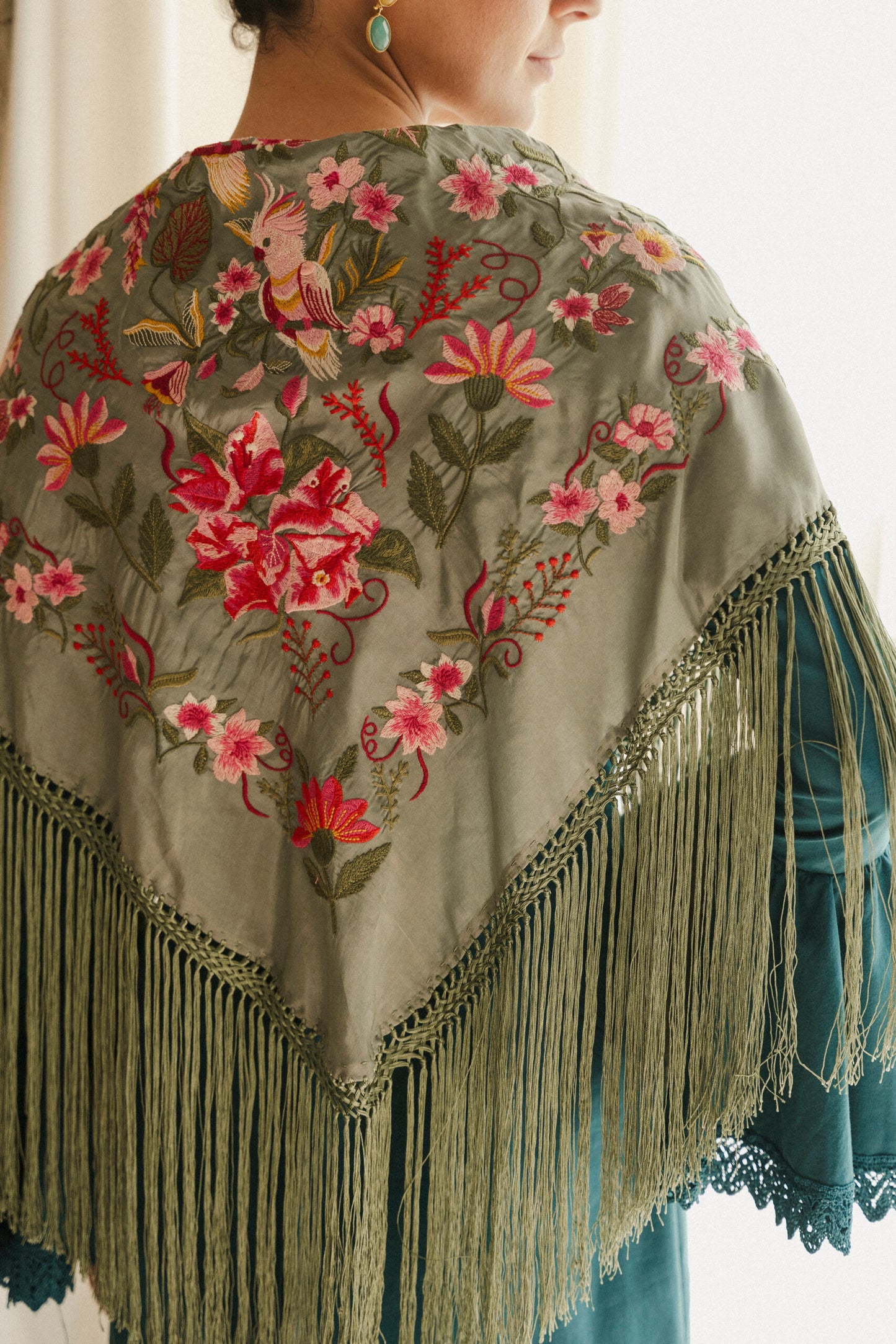 Mantón de seda flecado a mano verde salvia