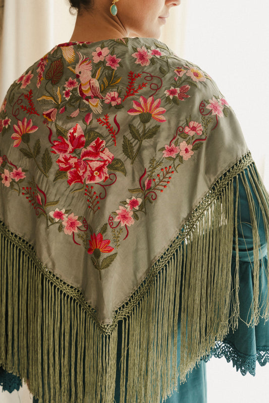 Mantón de seda flecado a mano verde salvia