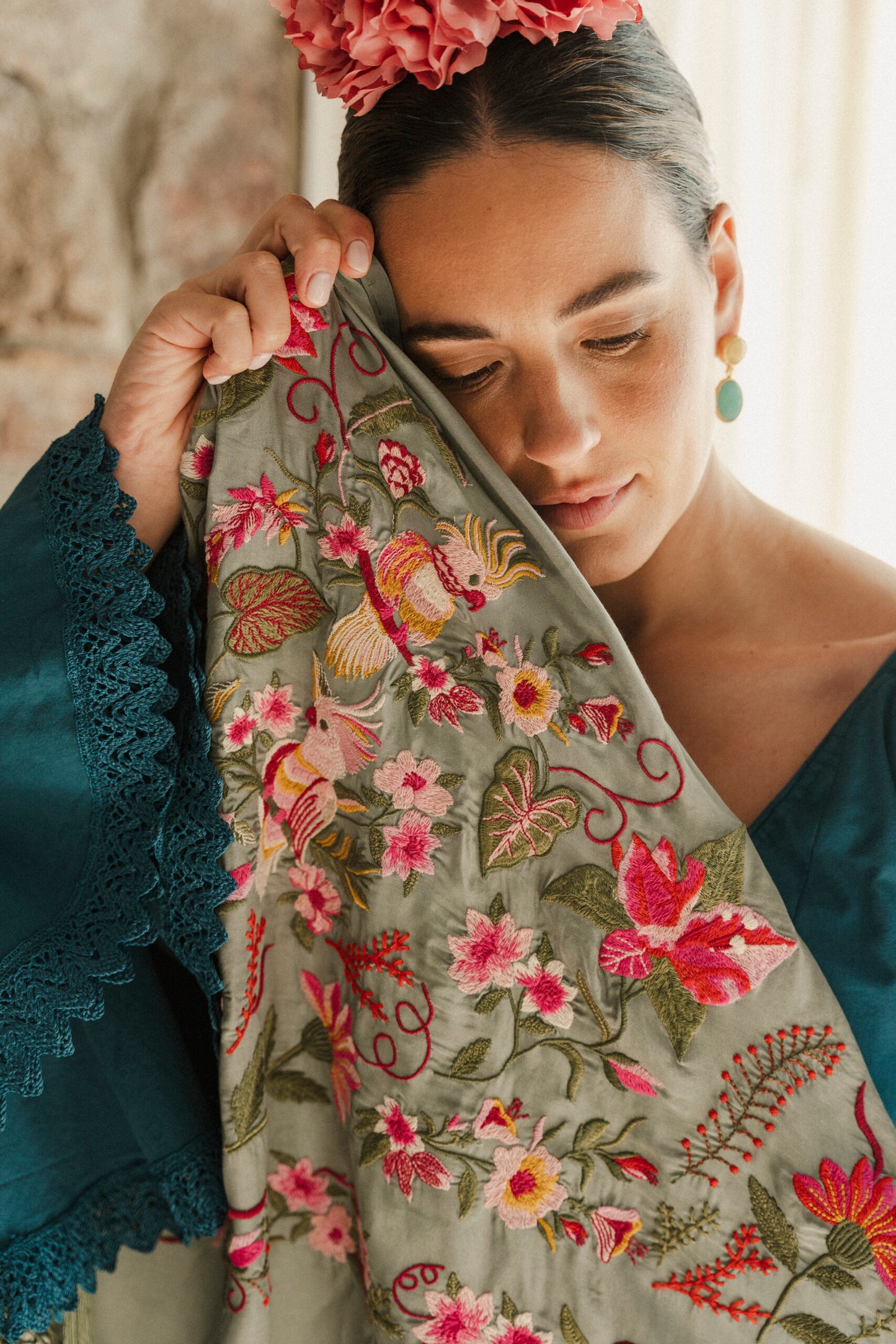 Mantón de seda flecado a mano verde salvia