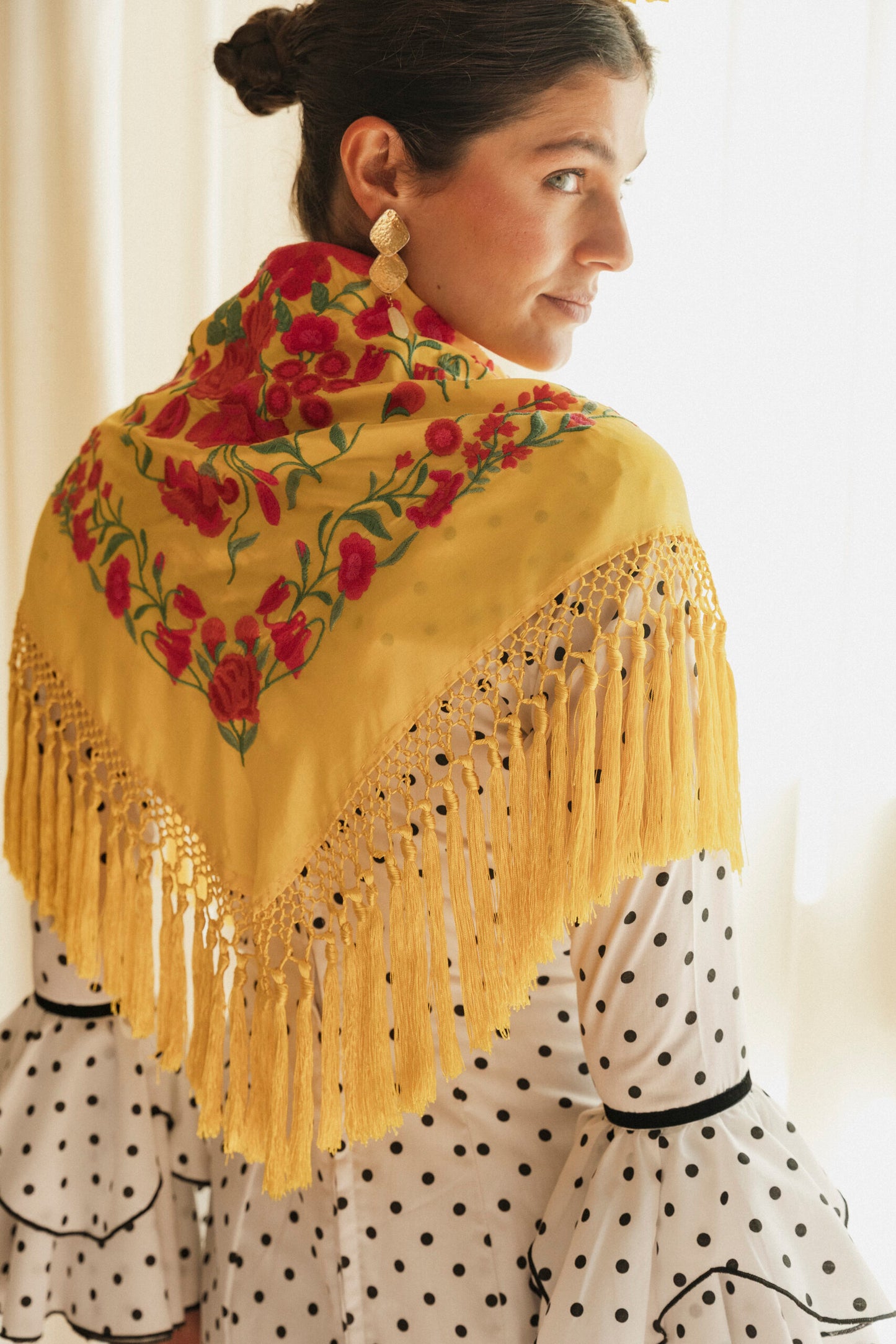 Mantón de seda flecado a mano amarillo